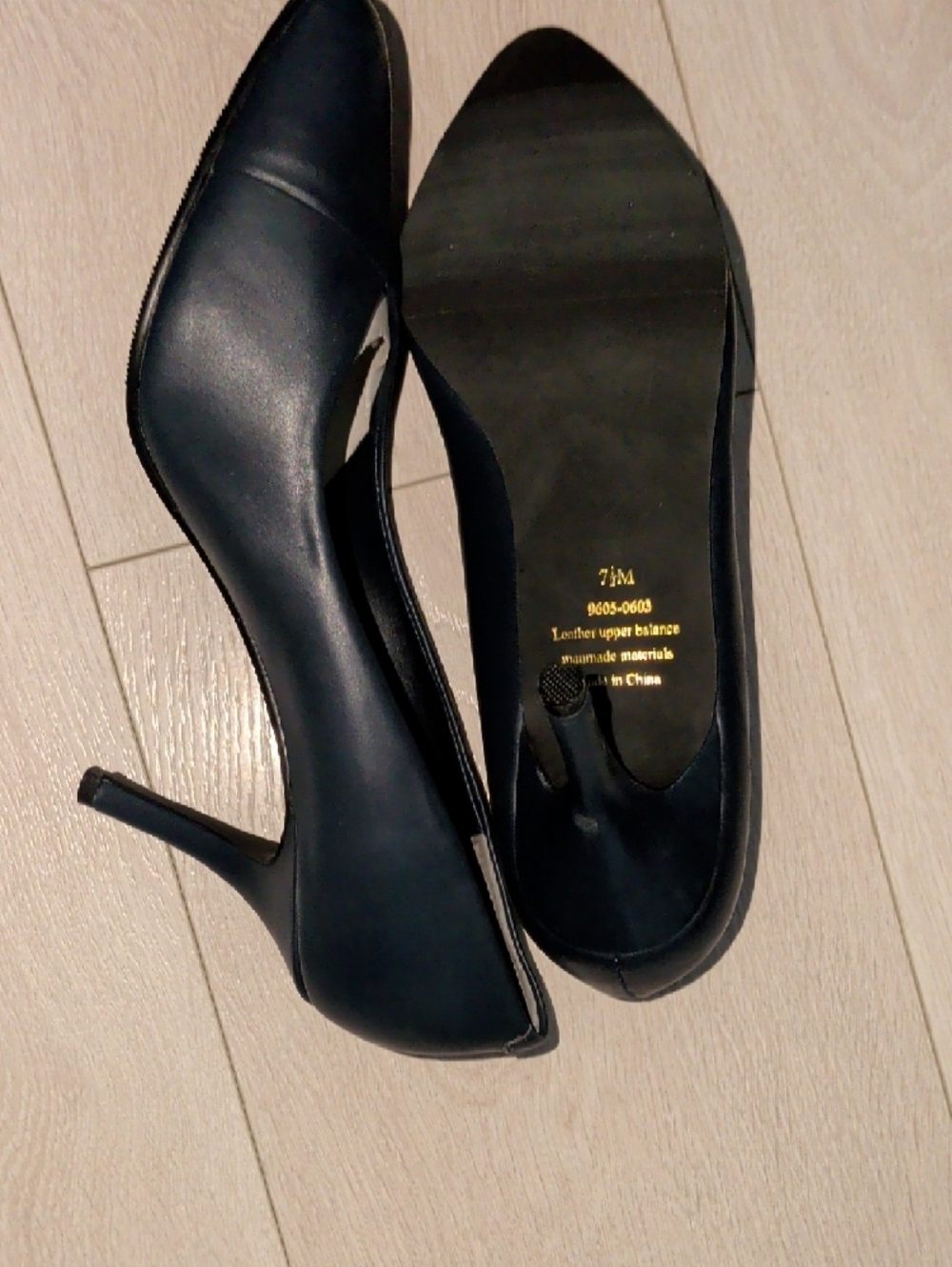 Classic Navy Pointed-Toe Women’s Pumps - Picture 4 of 9